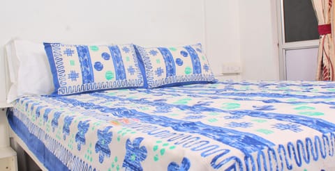 Blue Geometric Cotton Printed Double Bedsheet 90 X 100 Inches with 2 Pillow Covers